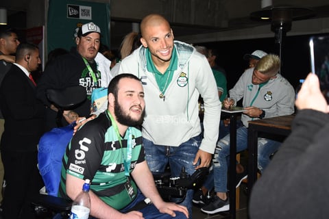 FITO Y AUTÓGRAFOS ABONADOS SANTOS LAG.


 Abonados se toman la foto con el Santos Laguna y reciben firmas en sus playeras