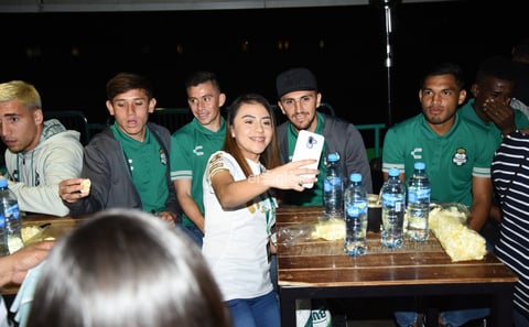 FITO Y AUTÓGRAFOS ABONADOS SANTOS LAG.


 Abonados se toman la foto con el Santos Laguna y reciben firmas en sus playeras