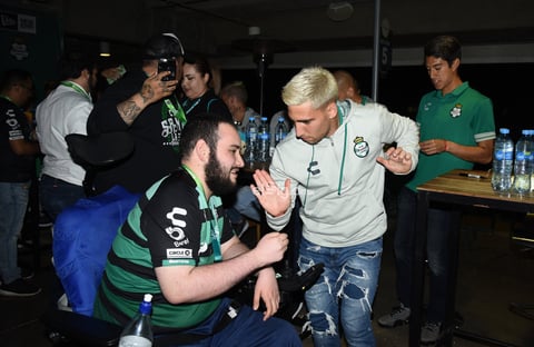 FITO Y AUTÓGRAFOS ABONADOS SANTOS LAG.


 Abonados se toman la foto con el Santos Laguna y reciben firmas en sus playeras