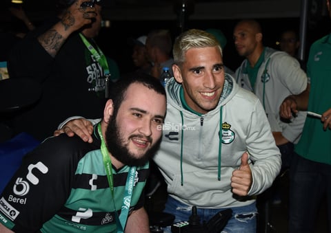 FITO Y AUTÓGRAFOS ABONADOS SANTOS LAG.


 Abonados se toman la foto con el Santos Laguna y reciben firmas en sus playeras