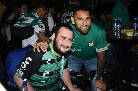 FITO Y AUTÓGRAFOS ABONADOS SANTOS LAG.


 Abonados se toman la foto con el Santos Laguna y reciben firmas en sus playeras