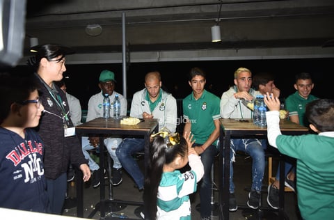 FITO Y AUTÓGRAFOS ABONADOS SANTOS LAG.


 Abonados se toman la foto con el Santos Laguna y reciben firmas en sus playeras