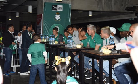 FITO Y AUTÓGRAFOS ABONADOS SANTOS LAG.


 Abonados se toman la foto con el Santos Laguna y reciben firmas en sus playeras