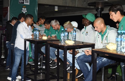 FITO Y AUTÓGRAFOS ABONADOS SANTOS LAG.


 Abonados se toman la foto con el Santos Laguna y reciben firmas en sus playeras