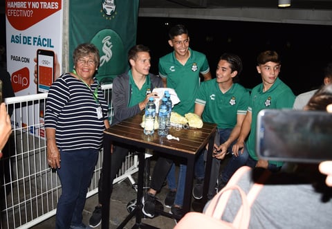 FITO Y AUTÓGRAFOS ABONADOS SANTOS LAG.


 Abonados se toman la foto con el Santos Laguna y reciben firmas en sus playeras