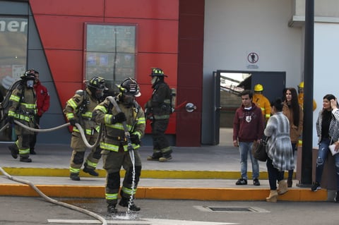 Por una de las puertas de emergencia fue sacado un varón que resultó herido y que quedó en manos de los paramédicos de la Cruz Roja.