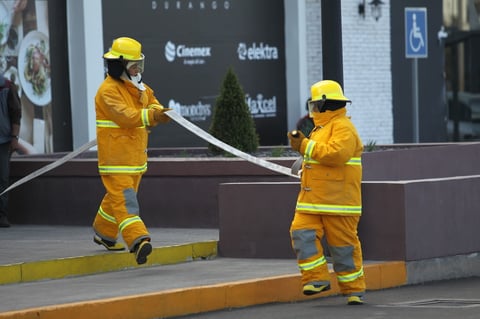Otros trabajadores se colocaron el equipo necesario para iniciar el combate a las llamas.
