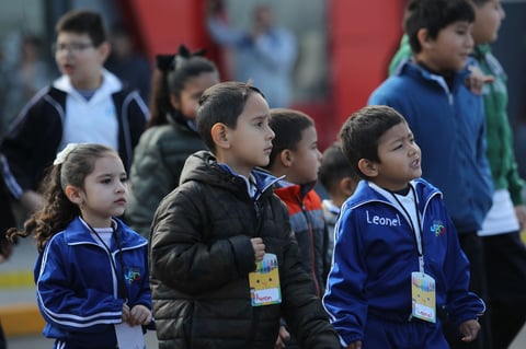 En el interior de las diferentes salas, 300 niños de diferentes escuelas de nivel básico, principalmente primaria y secundaria, se encontraban acomodados en sus respectivos lugares.