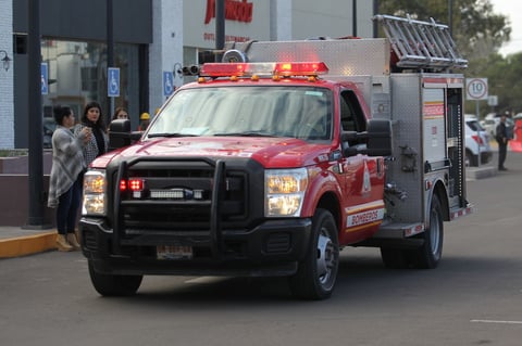 En cuestión de segundos arribó al lugar el Cuerpo de Bomberos en tres vehículos para hacerse cargo de la situación.
