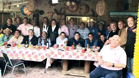 20012020 FESTEJO DE CUMPLEAñOS.  Ramón Betancourt en compañía de sus amigos.