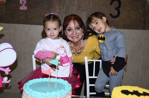 20012020 CELEBRACIóN AL DOBLE.  Lía Abigaíl y Jorge Emiliano con su abuelita, Mireya Ortega.