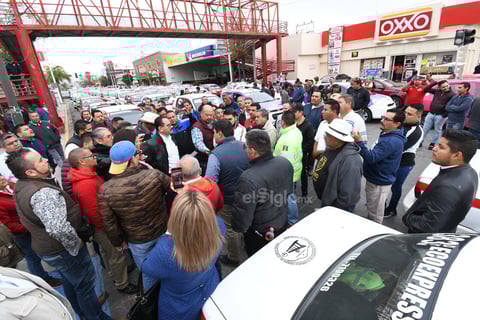 Los taxistas se apostaron al exterior de la Subdirección de Transportes y luego se trasladaron hasta la presidencia municipal.
