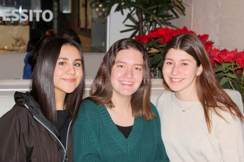 Andrea Barraza,Linda Zarzar y Carol Ventura.