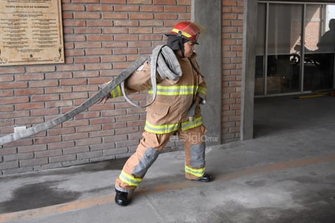 Alma Elizabeth Puerta es brigadista de Protección Civil y  técnica automotriz, está casada y tiene dos hijos. Según dijo, su principal motivo para ingresar al cuerpo de Bomberos es el hecho de servir a la comunidad, de honrar el nombre de esta institución y de progresar en su trayectoria laboral, en un empleo que anteriormente era dominado solo por los hombres.