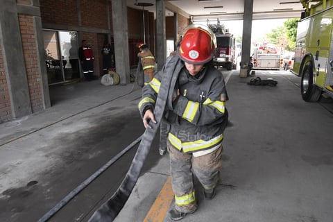 En Gómez Palacio hay seis mujeres que además del invaluable papel que desempeñan como madres solteras, esposas e hijas, eligieron vivir el riesgo y servir a la ciudadanía a través de su integración al cuerpo de Bomberos, mediante un programa piloto.