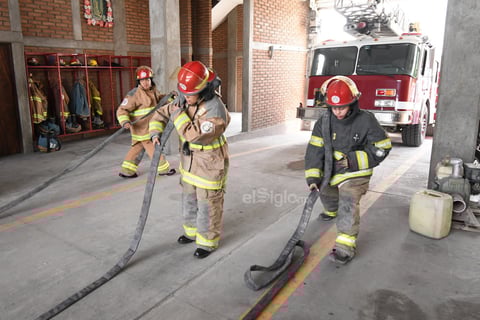 Como parte de su proceso de capacitación, las mujeres llevan clases de orden cerrado, de manejo de mangueras y de materiales peligrosos, además de primeros auxilios y acondicionamiento físico que incluye gimnasio, crossfit y calistenia.