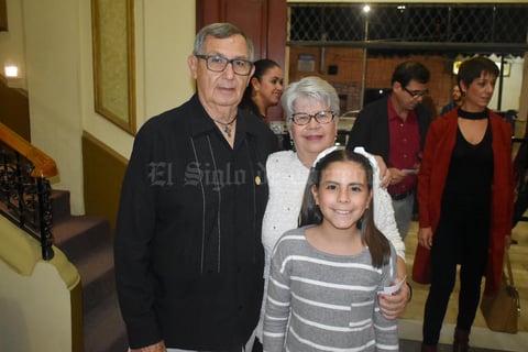 23012020 EN EL TEATRO.  Guillermo, Felicia e Isabela.