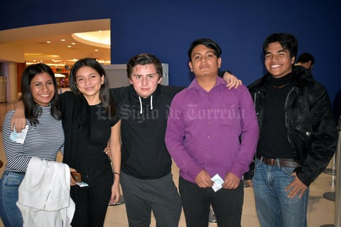 23012020 TARDE DE PASEO EN EL CENTRO COMERCIAL.  Citlaly, Vianey, Iván, Miguel y Romeo.