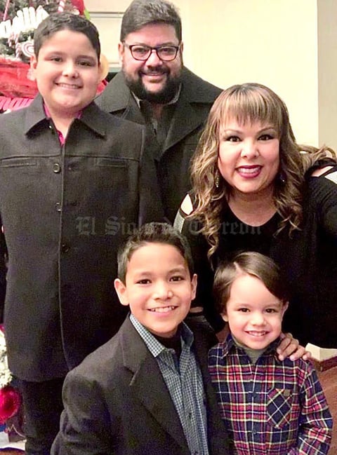 26012020 EN FAMILIA.  Basilio y Maya, con sus hijos Basilio, Rodrigo y Alfredo.