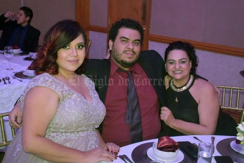 29012020 DISFRUTAN DE FIESTA.  Grecia, Emmanuel y Yadira.