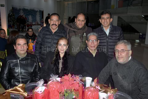 29012020 EN UNA FIESTA.  José Antonio, Aldo, Daniel, José, Rose, Javier y Sergio.