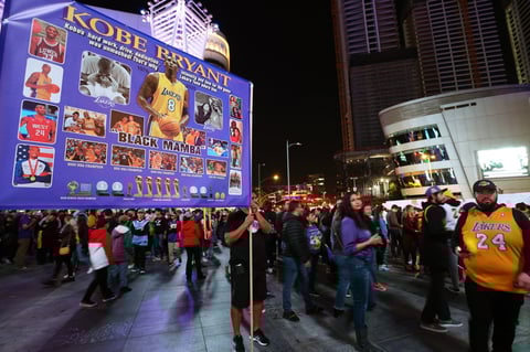 Kobe Bryant es homenajeado en el Staples Center
