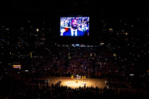 Kobe Bryant es homenajeado en el Staples Center