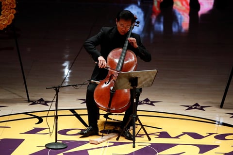 Kobe Bryant es homenajeado en el Staples Center