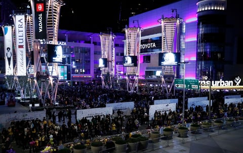 Kobe Bryant es homenajeado en el Staples Center