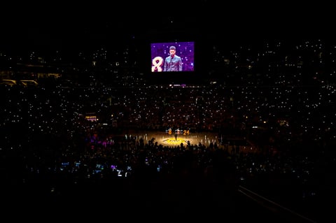 Kobe Bryant es homenajeado en el Staples Center