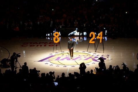 Kobe Bryant es homenajeado en el Staples Center