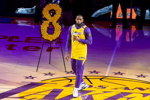 Kobe Bryant es homenajeado en el Staples Center