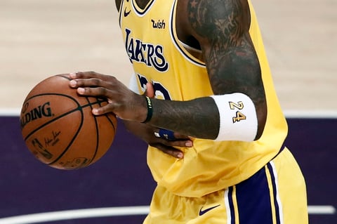 Kobe Bryant es homenajeado en el Staples Center