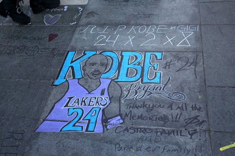 Kobe Bryant es homenajeado en el Staples Center