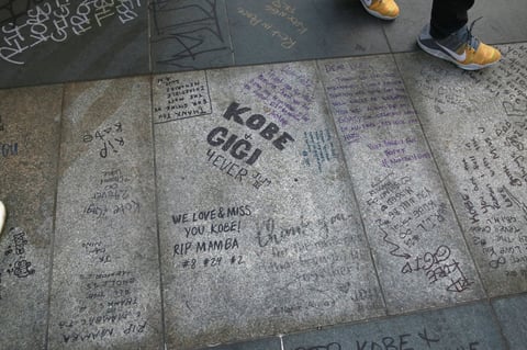 Kobe Bryant es homenajeado en el Staples Center