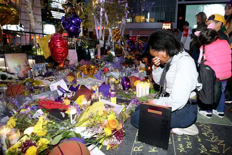 Kobe Bryant es homenajeado en el Staples Center