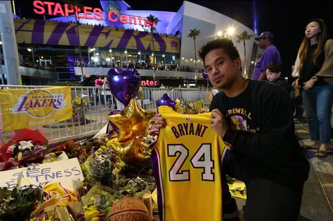 Kobe Bryant es homenajeado en el Staples Center