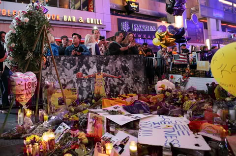 Kobe Bryant es homenajeado en el Staples Center