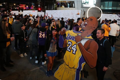Kobe Bryant es homenajeado en el Staples Center