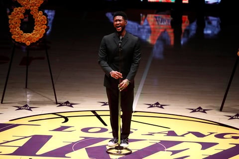 Kobe Bryant es homenajeado en el Staples Center