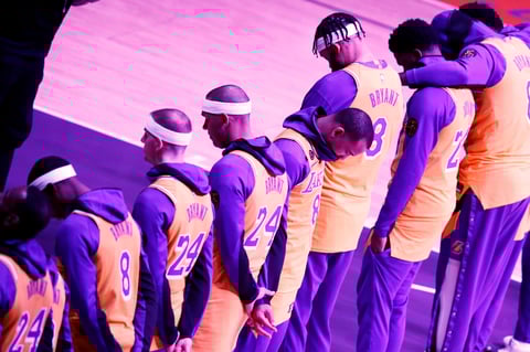 Kobe Bryant es homenajeado en el Staples Center