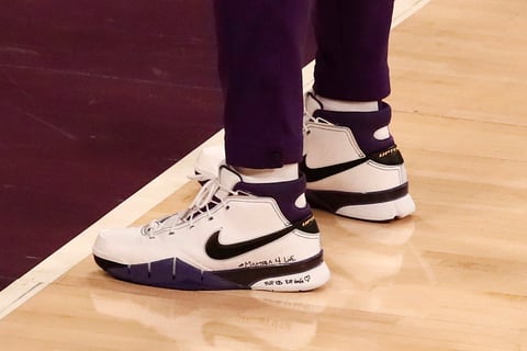 Kobe Bryant es homenajeado en el Staples Center