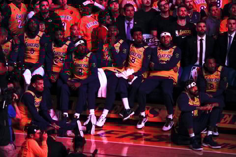 Kobe Bryant es homenajeado en el Staples Center