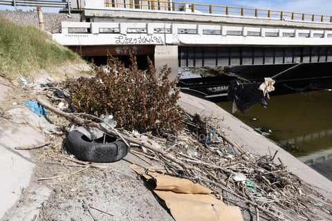 Contaminan. Algunos vecinos que viven en las colonias aledañas, dueños de negocios de comida y carromateros arrojan basura, ramas, comida llantas y demás desechos en el canal.