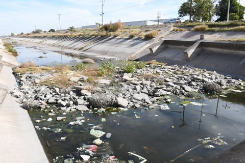 Montones de basura. Escombro, basura y agua estancada se encuentra en prácticamente todo el canal Sacramento y los vecinos llaman a las autoridades a que hagan algo.