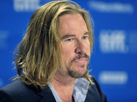 3. Val Kilmer
En 2016 Michael Douglas reveló, sin su autorización, que su amigo Val Kilmer padecía cáncer de garganta. Aunque se desconocen los detalles de su tratamiento, Val Kilmer ha dicho que se sometió a quimioterapia y el tratamiento afectó su voz, por lo que ahora está en terapia del habla.