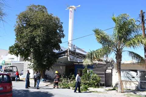 Un anuncio cayó sobre una vivienda.
