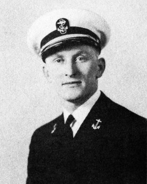 1942. Fue llamado al servicio militar, y se incorporó a la Armada de los Estados Unidos.