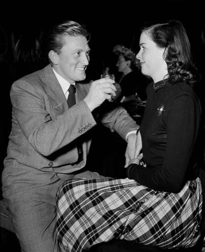 1943. Contrae matrimonio con Diana Dill con quien tiene a sus dos hijos Michael y Joel.