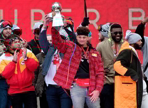 Los fanáticos se arremolinaron a lo largo de un tramo de 3,2 kilómetros para seguir el desfile y agradecerles a sus héroes del futbol americano por llevar al trofeo Vince Lombardi de regreso a Kansas City, lo que cortó una sequía de títulos que inició después de que los Jefes ganaron el Super Bowl IV en 1970.